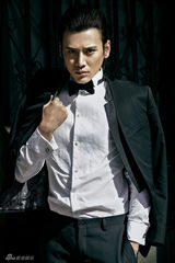 组图：蔡珩曝复古质感写真 贵族气质深沉华丽