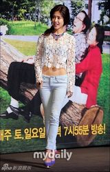 组图：李泰兰宣传新剧 李允智镂空装露内衣