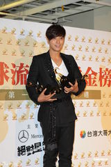 组图：周杰伦赞蔡依林漂亮 王力宏罗志祥助阵颁奖礼