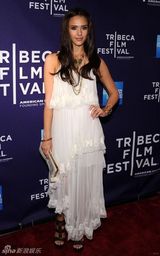 高清组图：杰西卡白裙飘逸 哈德森捂裙严防走光