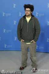 高清图：《神秘世界》发布会 导演莫雷诺顶爆炸头