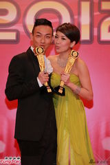 组图：黄智雯和梁烈唯获飞跃艺人奖亲吻奖杯