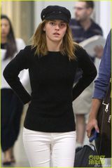 组图：艾玛与高富帅男友现身机场 男方贴心护花