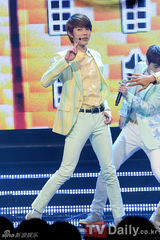 组图：韩女团不顾禁令着暴露舞台装献热舞