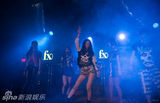 组图：f(x)德州音乐节卖力演出 热裤秀美腿