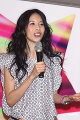 组图：莫文蔚提前穿白纱 卖性感与张亚东同台演出