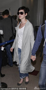 组图：海瑟薇与老公十指紧扣秀恩爱 羡煞旁人