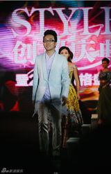 组图：李玉刚跨界挑战T台 彰显温文儒雅之风