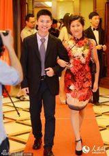 组图：武汉高三学生自筹十万举办舞会庆毕业