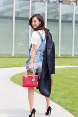 组图：王珞丹夏日街拍曝光 笑容明朗青春浪漫