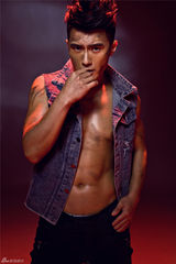 组图：沈泰牛仔硬汉写真展雅痞风