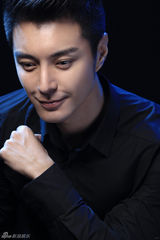 组图：杜俊泽秋日写真大片 西装酷帅男人味足