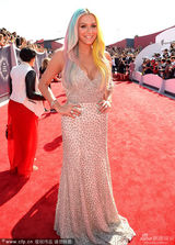 组图：钱妞水钻深V礼服裙性感 七彩美发吸睛