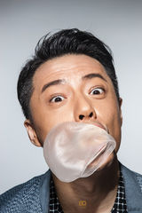 组图：段奕宏最新写真曝光 吹泡泡糖变俏皮暖男