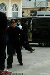 组图：成龙裹军大衣开工 因房祖名被拘显憔悴