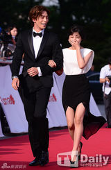 组图：郑恩地纱裙美腿隐现 携手“二哥”申成禄