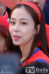 组图：韩星孙艺珍刘在石珉豪等为国足加油