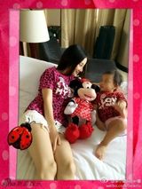 组图：抠脚女汉甜馨！李小璐和宝贝粉红母女装