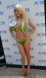 组图：生菜小姐性感助阵公益为民众夹香肠