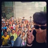 组图：柯震东一家月初游内蒙 爸妈恩爱哥哥帅气