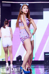 组图：韩团Kara四人舞台 露脐装甜美性感