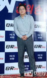 组图：BigBang TOP亮相试映会 西装领结十分帅气