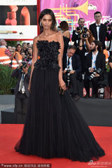 组图：威尼斯红毯《鸟人》女星莉雅黑裙如鸟人