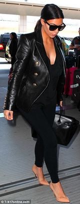 组图：卡戴珊蜜月后独自返家 未见老公身影