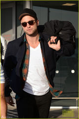 组图：罗伯特-帕丁森现身 黑超遮面帅气有型