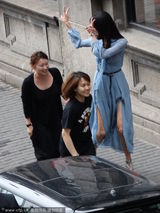 组图：林志玲高开叉长裙秀玉腿 卖萌比V显童趣