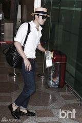 组图：苏志燮现身机场 白衬衫难掩好身材