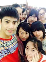 组图：罗云熙剧组庆生 粉丝空降送惊喜