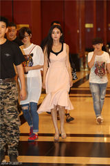 组图：赵丽颖鱼尾裙代言 曝喜欢气场强大男生