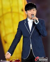 组图：金秀贤张杰合唱青奥主题曲 西装亮相彩排