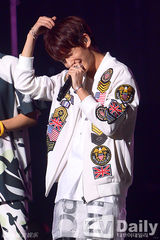 组图：众男团帅气大比拼 SHINee激情献唱