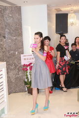 组图：徐子珊低胸装现身 称怕到内地拍剧