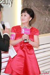 组图：徐子珊低胸装现身 称怕到内地拍剧