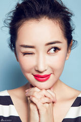 组图：杜若溪深V短裙性感 古典美人展摩登风