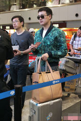 组图：佟大为潮装亮相机场赶赴戛纳36小时暴走