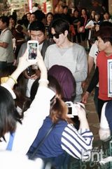 组图：朴海镇现身机场 平易亲和好似邻家欧巴