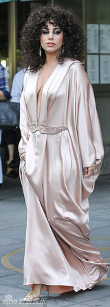 组图：Lady-Gaga睡衣出街 中门大开秀八字奶