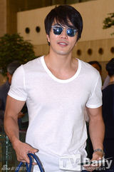 组图：权相佑白T牛仔现身 胡茬突显男人本色