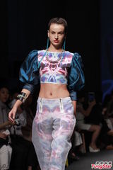 组图：赵颂茹走秀防走光 Lea T称霍启山是朋友