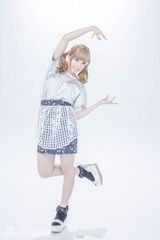 组图：卡莉怪妞双马尾 套泳圈砸西瓜萌度爆表