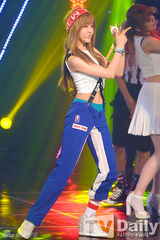 组图：女团f(x)夺冠 宋茜捧奖杯激动蹦跳