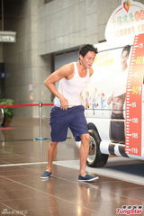 组图：何润东一身好肌肉却单身 老爸下达结婚令