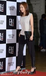 组图：韩星郑柔美出席首映 下衣失踪秀性感