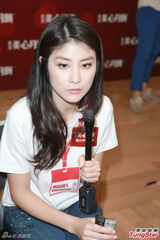 组图：陈慧琳谈港星家暴事件 绝不当儿子面吵架