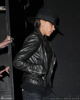 组图：贝嫂穿干练皮衣低调出街 巴掌小脸似少女