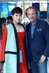 组图：海清三种风格在米兰玩嗨 造型越凹越大胆